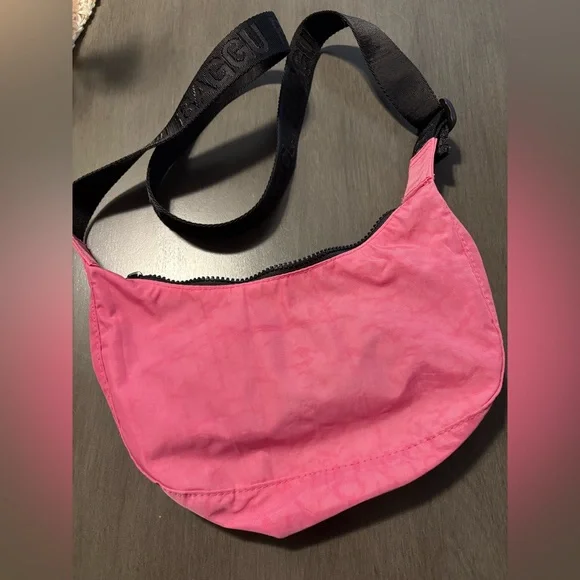 BAGGU small nylon crescent shoulder bag in azalea pink - Picture 2 of 5